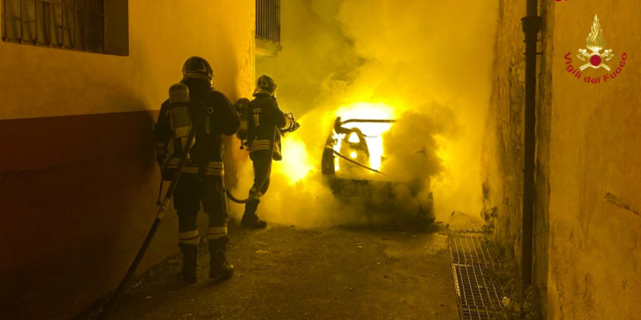 Avellino, auto in fiamme a Pratola Serra. Coppia di coniugi evacuata da un'abitazione