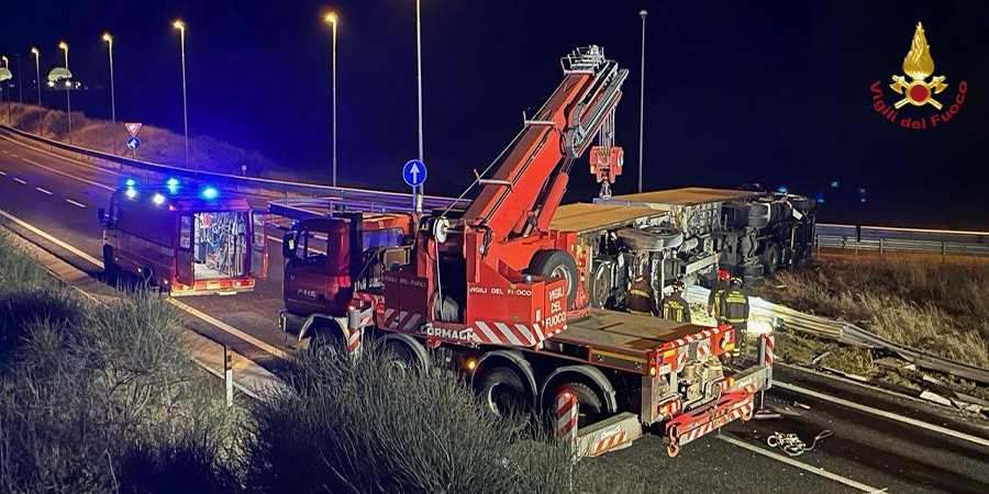 Perugia, tir si ribalta sulla SS 77. Sul posto l'autogru dei Vigili del fuoco