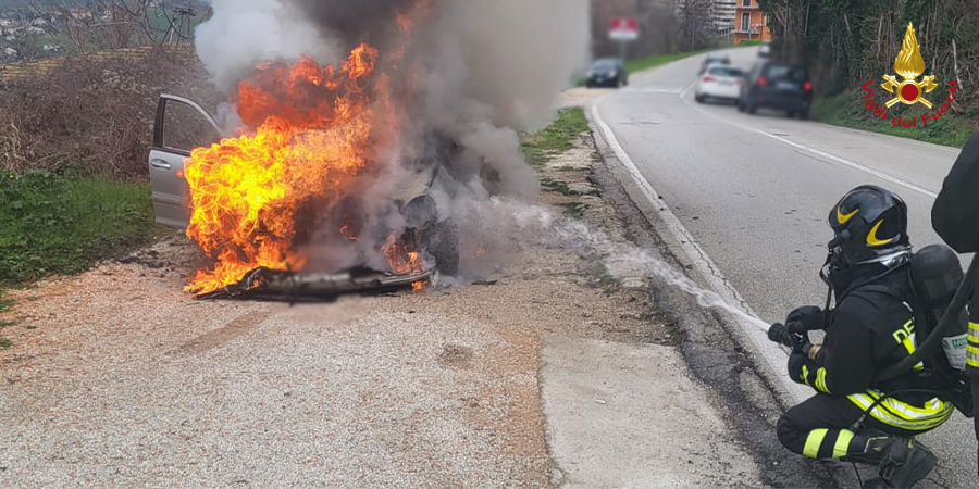 Fermo, autovettura in fiamme in via Bellesi