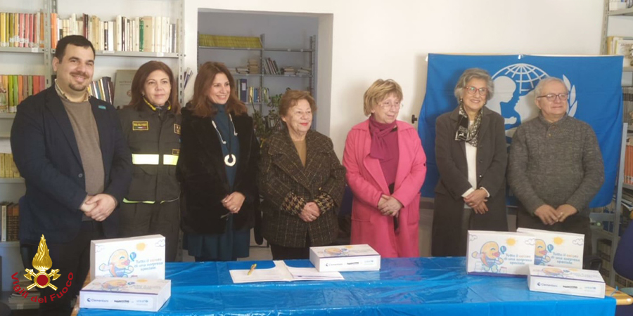 Siracusa, i Vigili del fuoco presenti alla consegna del "Regalo Sospeso" insieme a UNICEF