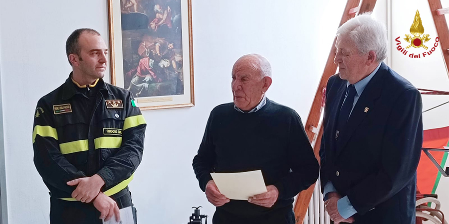 Reggio Emilia, consegnato l'attestato di riconoscimento per il disastro Vajont presso la sede del Comando Reggio Emilia, consegnato l'attestato di riconoscimento per il disastro Vajont presso la sede del Comando