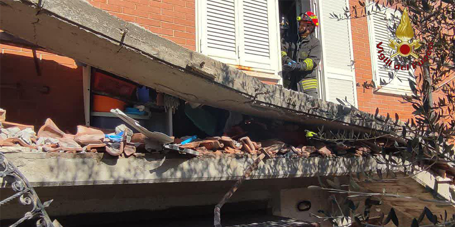 Roma, crolla un balcone durante i lavori di ristrutturazione. Vigili del fuoco sul posto