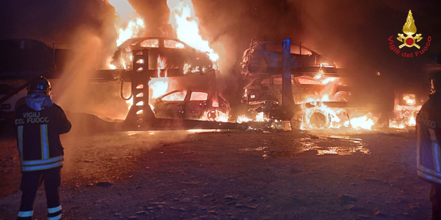 Terni, bisarca con 7 autovetture in fiamme a Fabbro