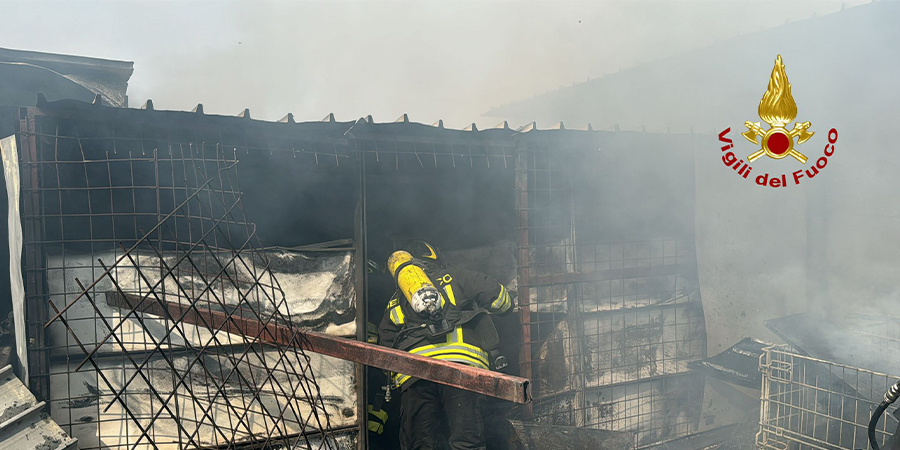 Palermo, in fiamme un'attività commerciale: Vigili del fuoco al lavoro con 6 squadre