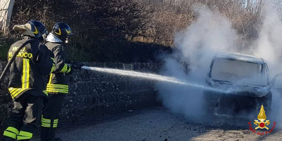 Potenza, incendio autofurgone ad Atella