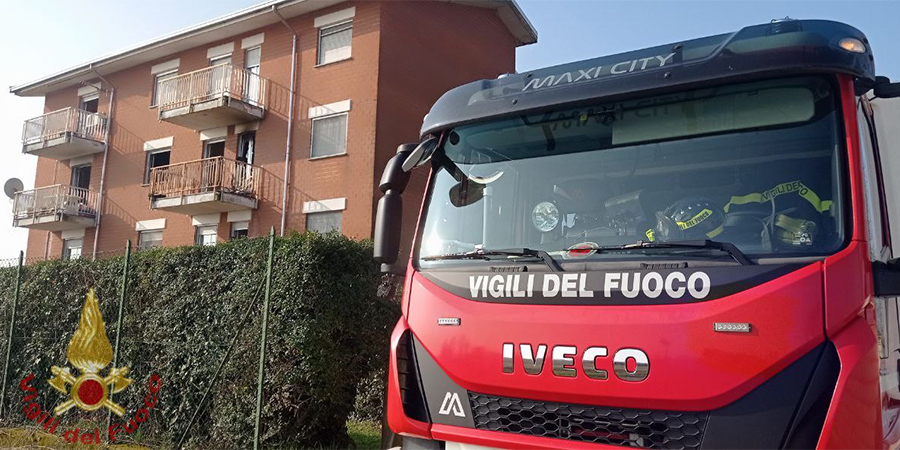 Novara, incendio abitazione in località Borgolavezzaro. Evacuata la palazzina