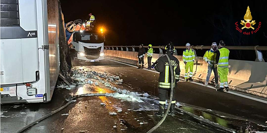 Genova, incendio rimorchio nella notte sulla A7