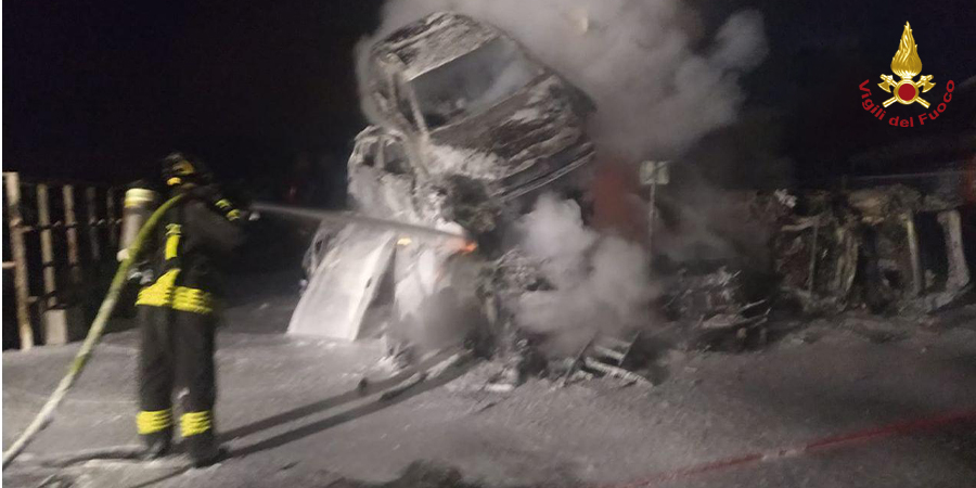 Forlì-Cesena, in fiamme un'autodemolizione: coinvolte 8 autovetture Forlì-Cesena, in fiamme un'autodemolizione: coinvolte 8 autovetture