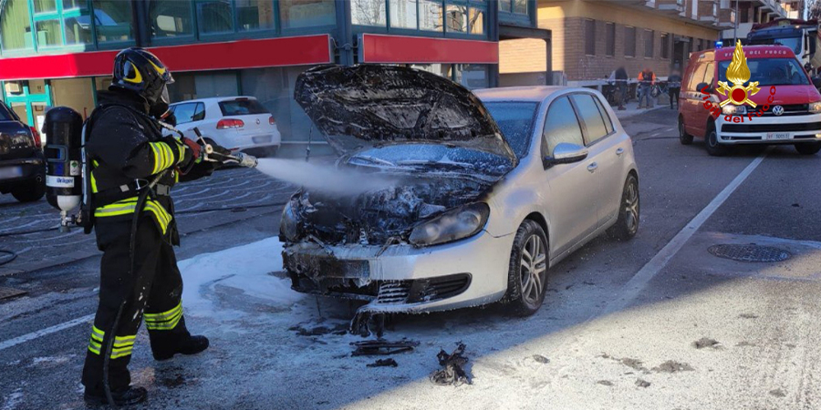 Pesaro-Urbino, incendio autovettura