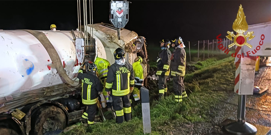 Reggio Emila, autocisterna carica di ossigeno si ribalta sulla A1