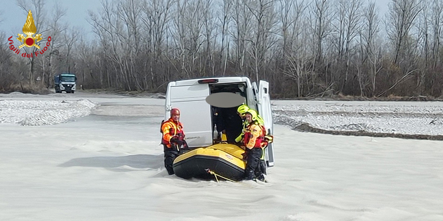 Pordenone, restano bloccati col furgone nel guado a Murlis: soccorsi due uomini