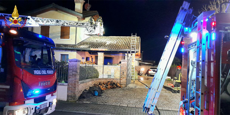 Pordenone, incendio divora il sottoportico di un'abitazione. Vigili del fuoco al lavoro