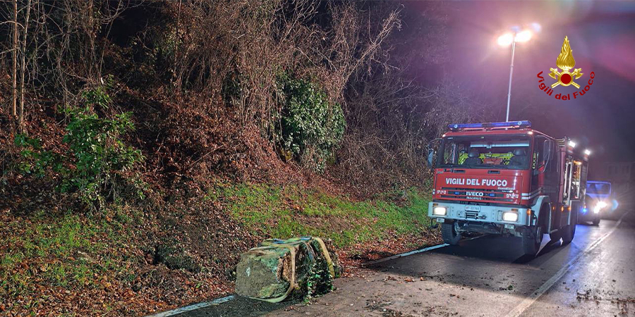 Ascoli Piceno, masso di 22 quintali cade sulla SP 76. Vigili del fuoco sul posto