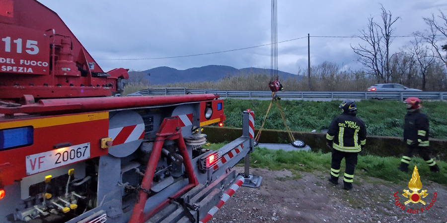 La Spezia, recuperato veicolo da un canale
