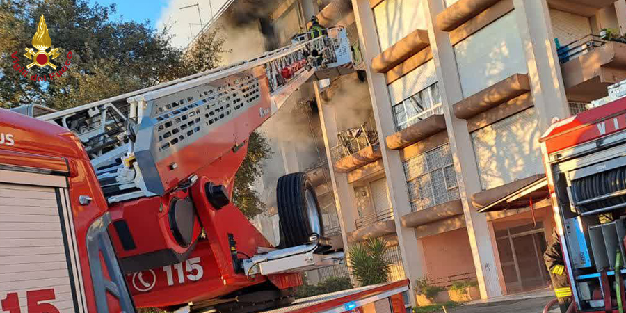 Roma, incendio appartamento