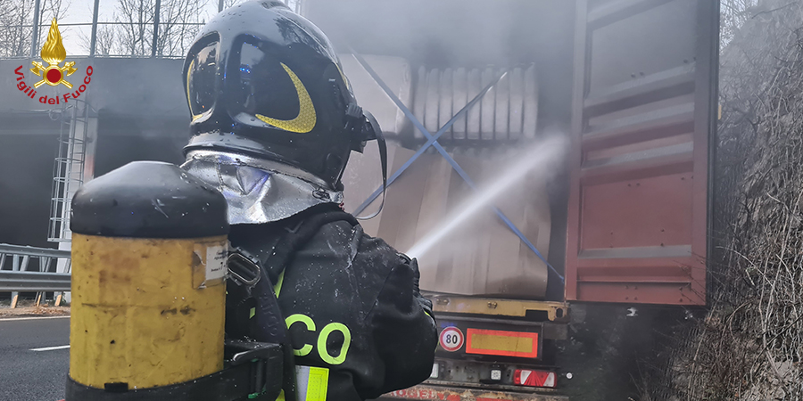 Trieste, incendio autoarticolato