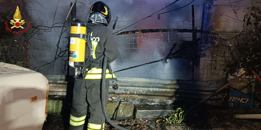 Genova, incendio deposito