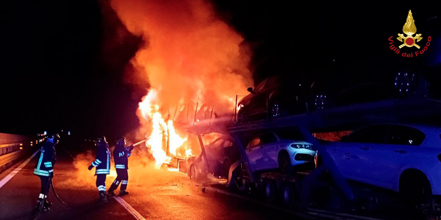 Firenze, incendio bisarca su A1 Firenze, incendio bisarca su A1