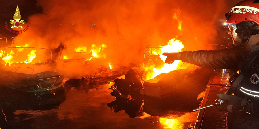 Genova, incendio abitazione