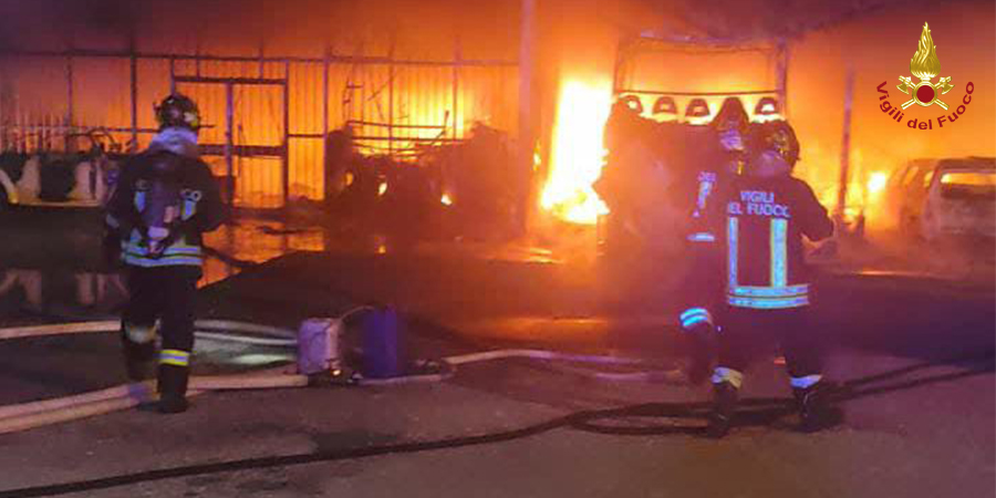 Roma, incendio devasta un'attività commerciale