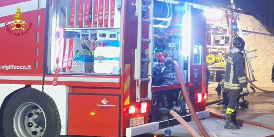 Brescia, incendio divampa in una ditta di pellet