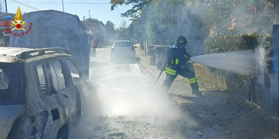 Pordenone, incendio auto a Fiume Veneto