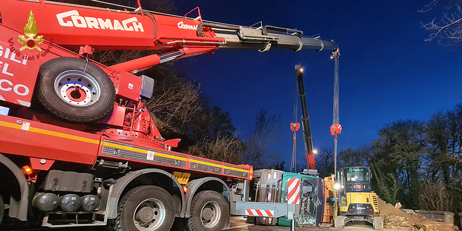 Trieste, ribaltamento autoarticolato