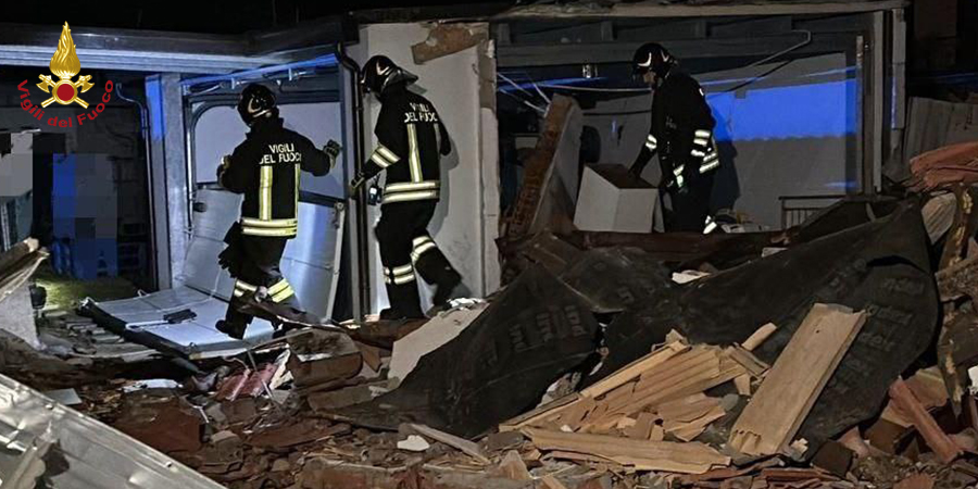 Forlì Cesena, incendio divampa in un garage a Civitella di Romagna Forlì Cesena, incendio divampa in un garage a Civitella di Romagna