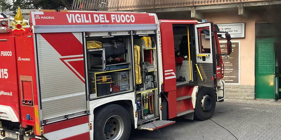 Arezzo, incendio attività commerciale Arezzo, incendio attività commerciale