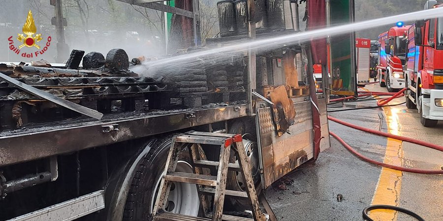 Messina, incendio autoarticolato