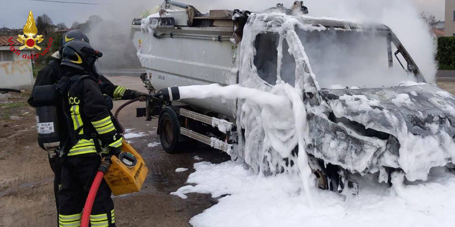 Novara, incendio a Borgoticino
