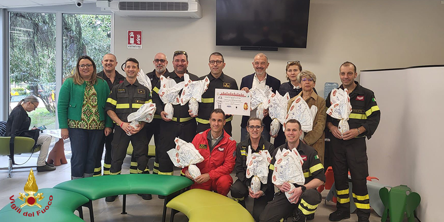 I Vigili del fuoco donano uova di cioccolata ai piccoli paziente dell'Istituto Burlo Garofolo