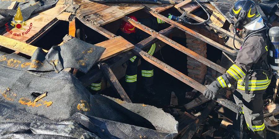 Ancona, incendio tetto a Jesi