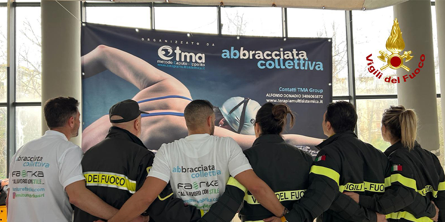 Napoli, i Vigili del fuoco protagonisti alla manifestazione "abbracciata collettiva"