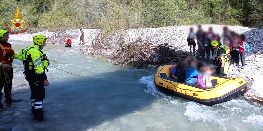 Pordenone, Vigili del fuoco salvano una scolaresca bloccata sul greto del fiume Meduna