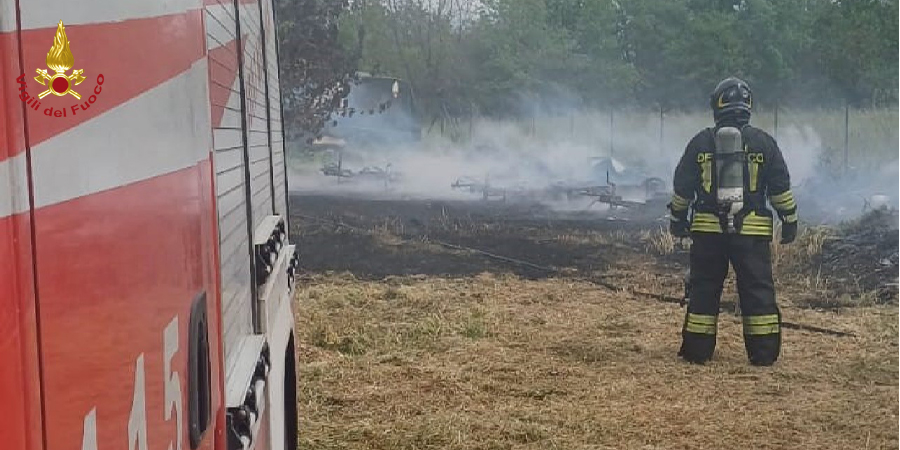 Caserta, quattro roulotte in fiamme in un rimessaggio a Cellole Caserta, quattro roulotte in fiamme in un rimessaggio a Cellole