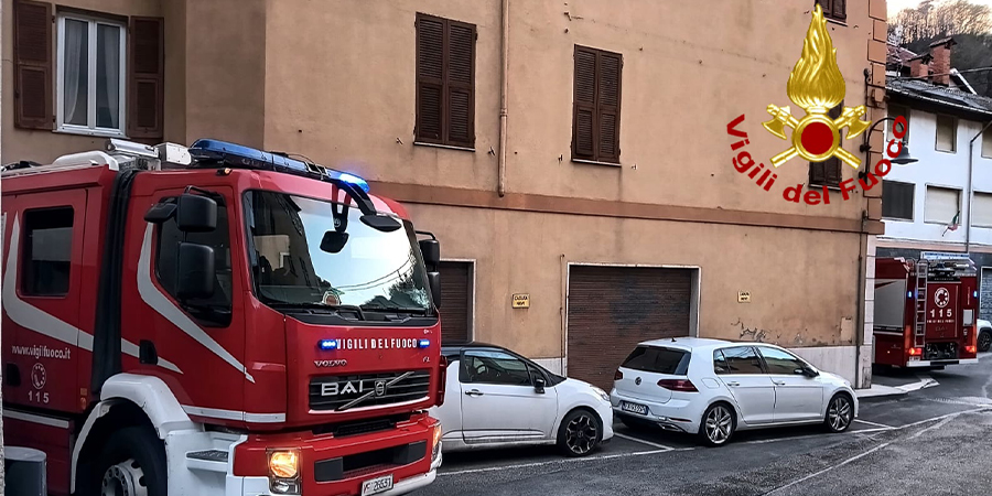 Genova, tetto in fiamme in via Forno a Rossiglione