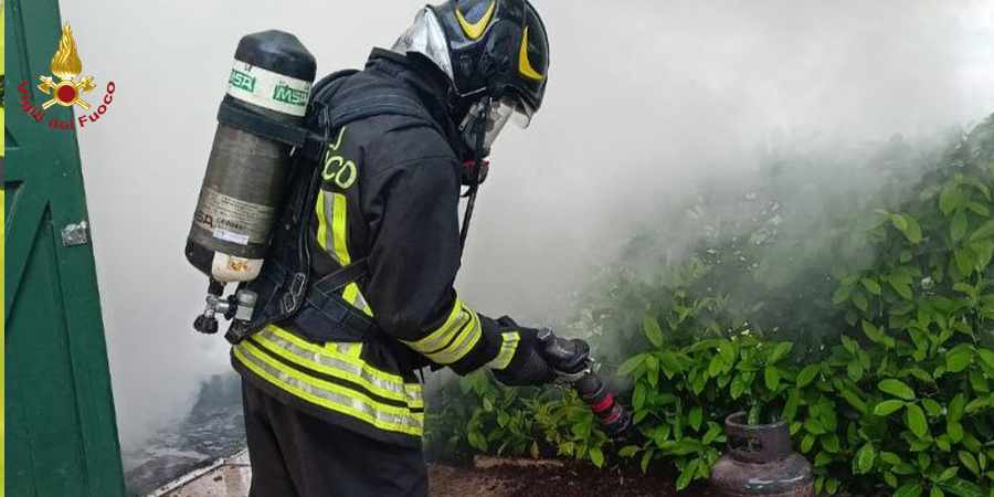 Pordenone, incendio tettoia