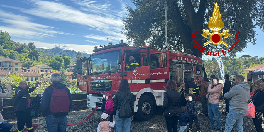 Genova, pompieri per un giorno a Rapallo per i bambini giunti alla manifestazione "Latte in festa"