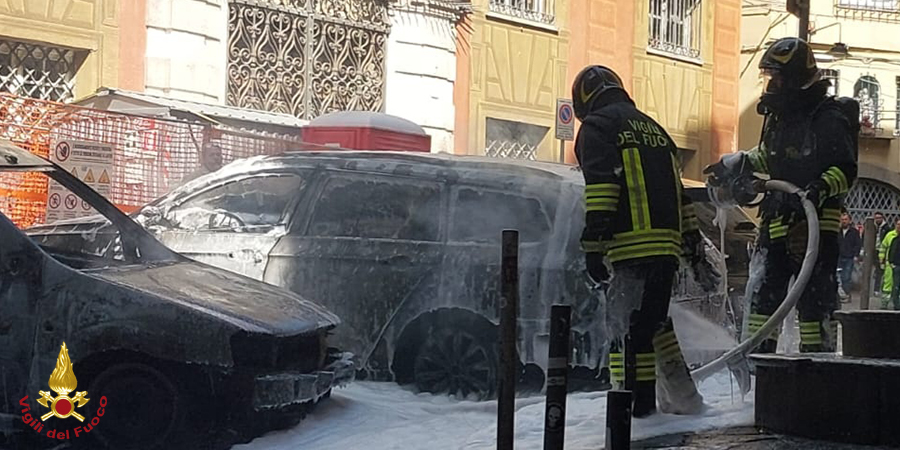 Genova, auto in fiamme