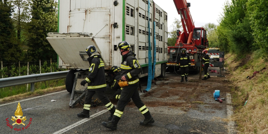 Avellino, ribaltamente autotreno