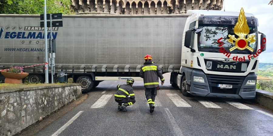 Terni, autoarticolato rimane incastrato durante una manovra sulla SS 3 Flaminia