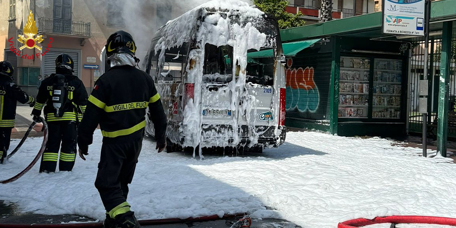 Genova, incendio autobus