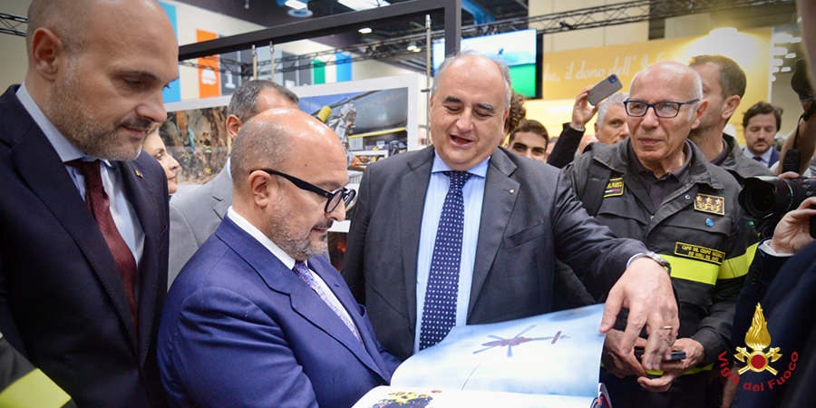 Torino, Salone del Libro: presentato il volume fotografico dedicato alla componente aerea dei Vigili del Fuoco