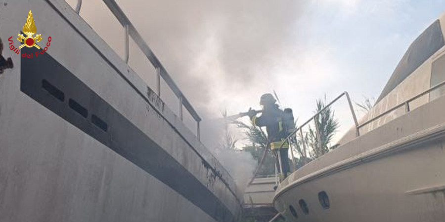 Roma, incendio cantiere nautico a Fiumicino