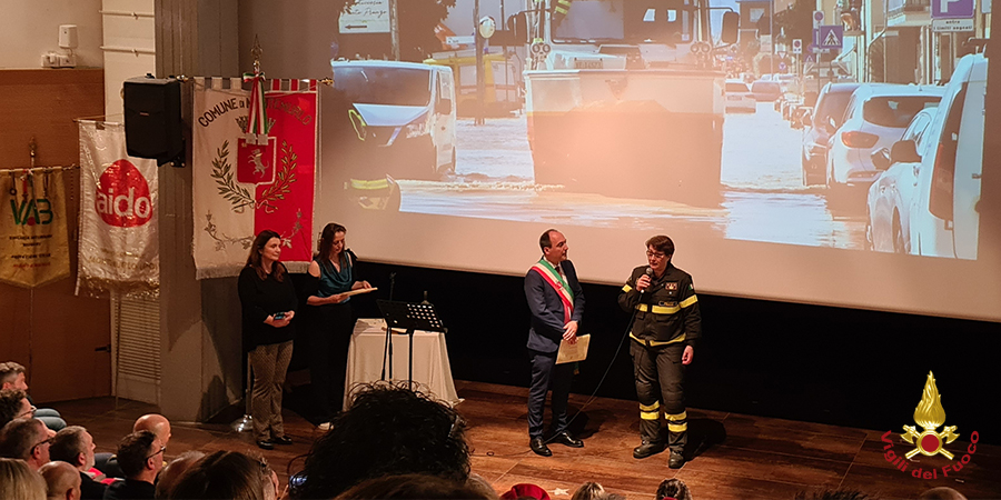 Prato, encomio ai Vigili del fuoco Prato, encomio ai Vigili del fuoco