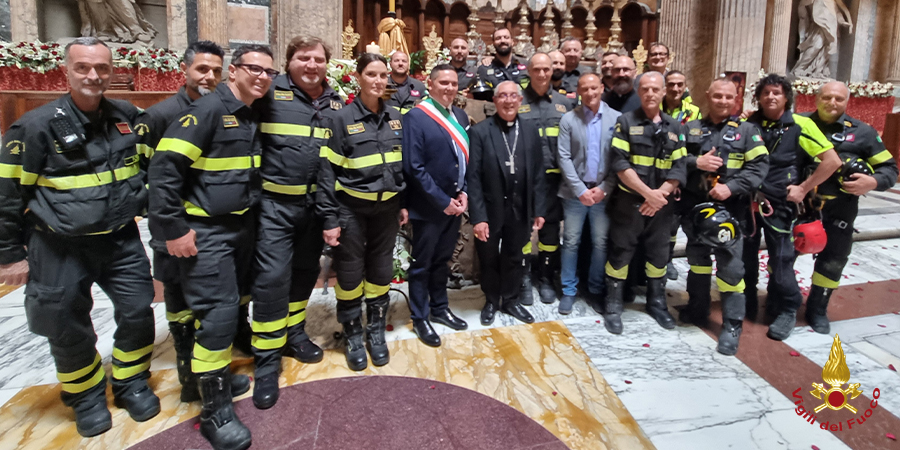 La pioggia di petali di rose dei Vigili del fuoco al Pantheon per la Pentecoste