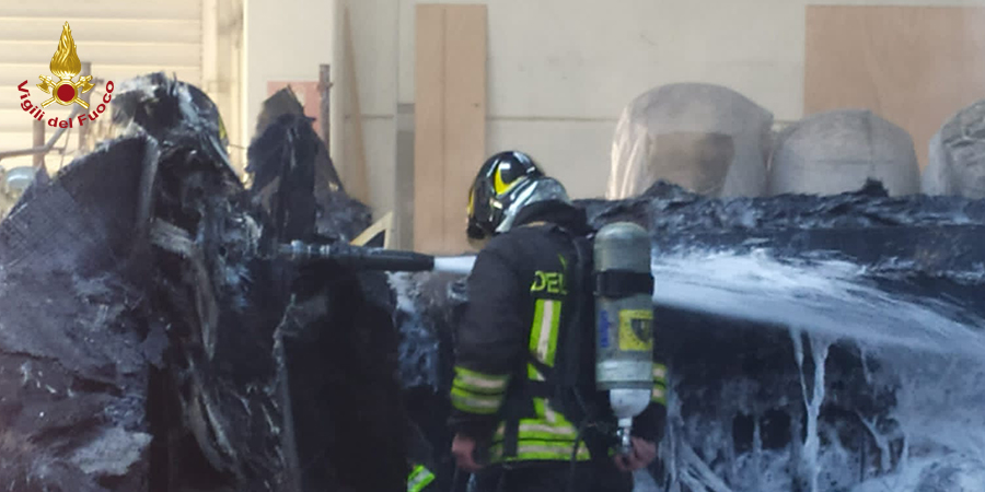 Latina, incendio imbarcazione Latina, incendio imbarcazione