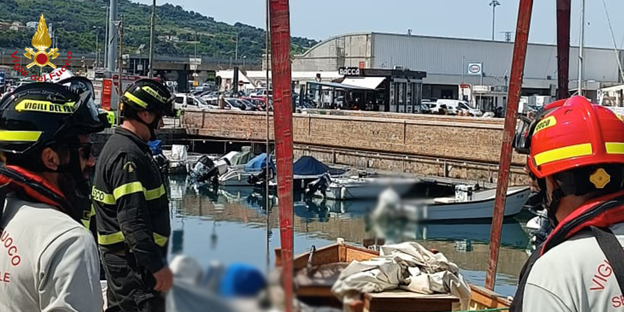 Ancona, recupero imbarcazione