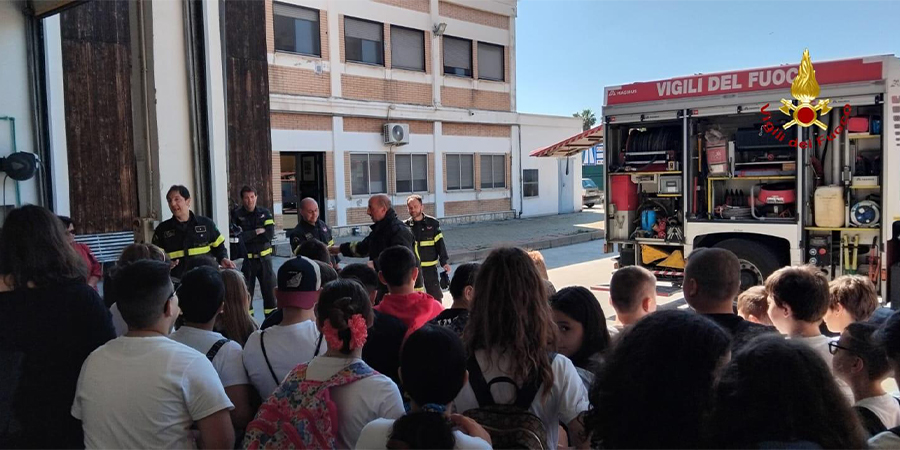 Matera, i bambini dell'Istituto Comprensivo Giovanni Paolo II di Policoro a lezioni dai Vigili del fuoco